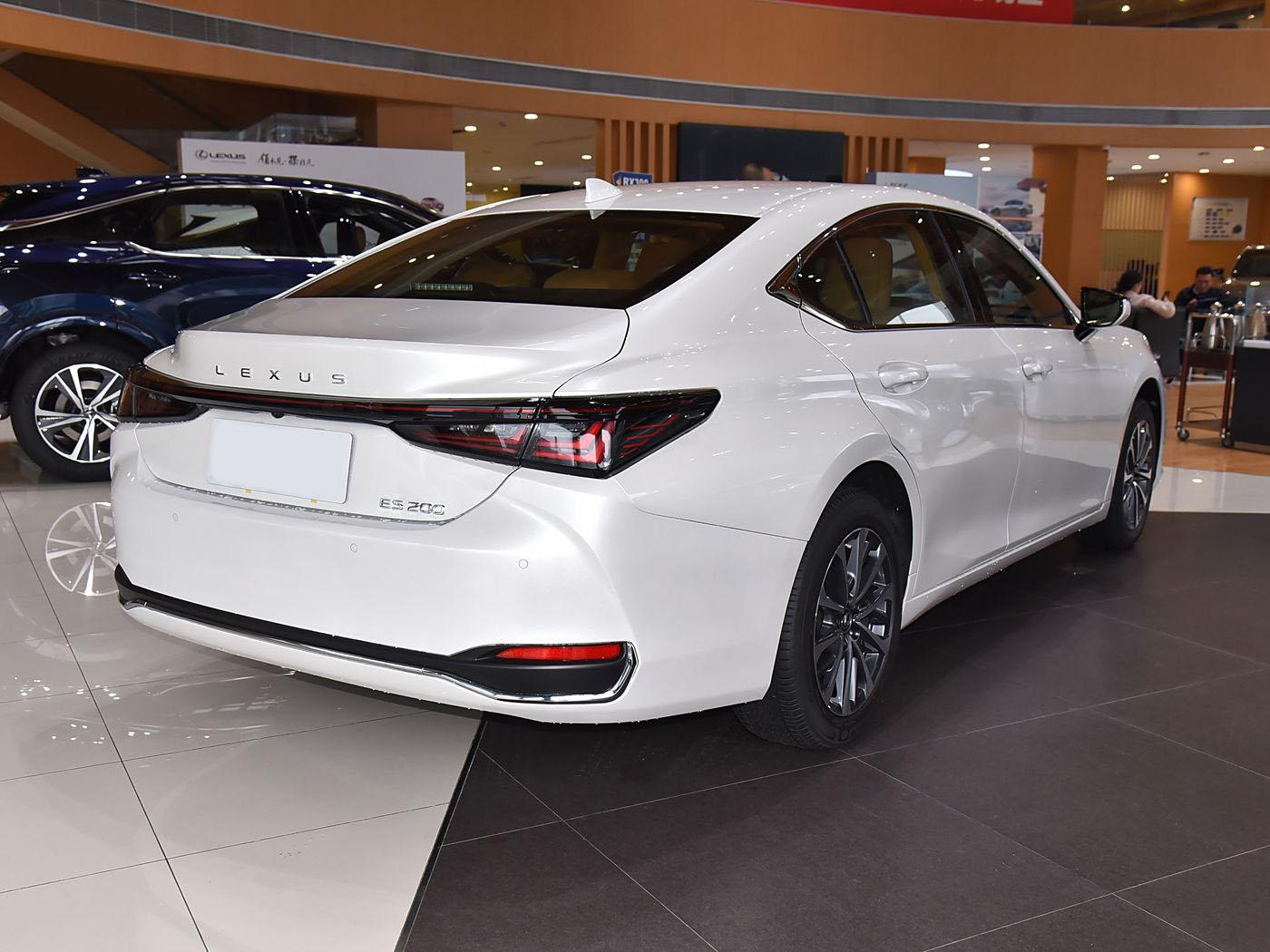 Lexus ES 200, 2025