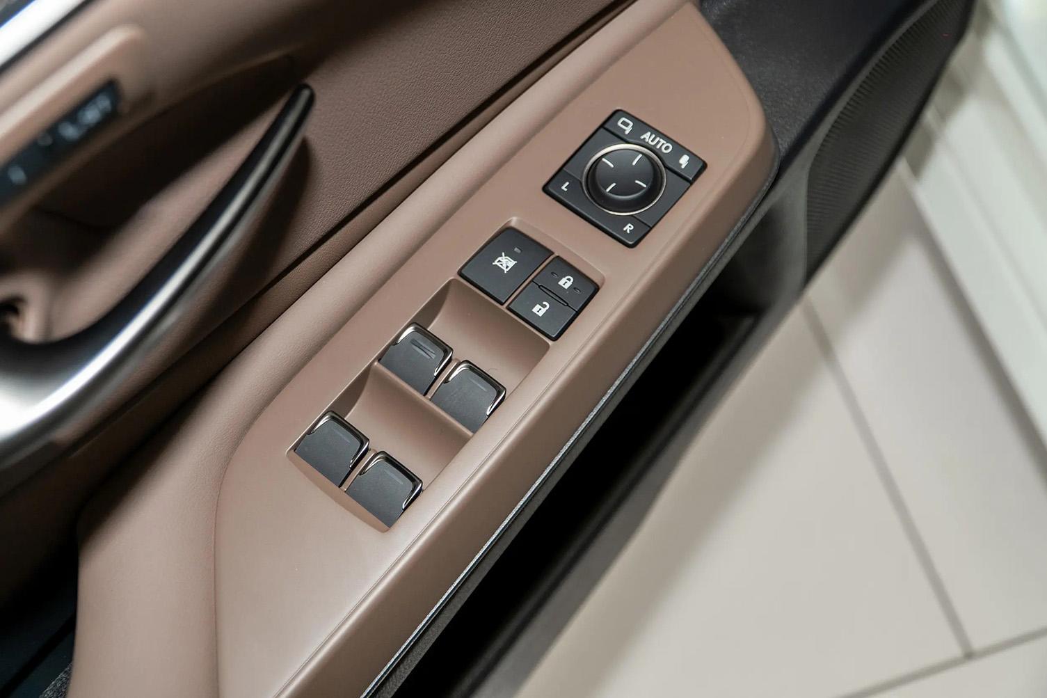Lexus ES 200, 2025