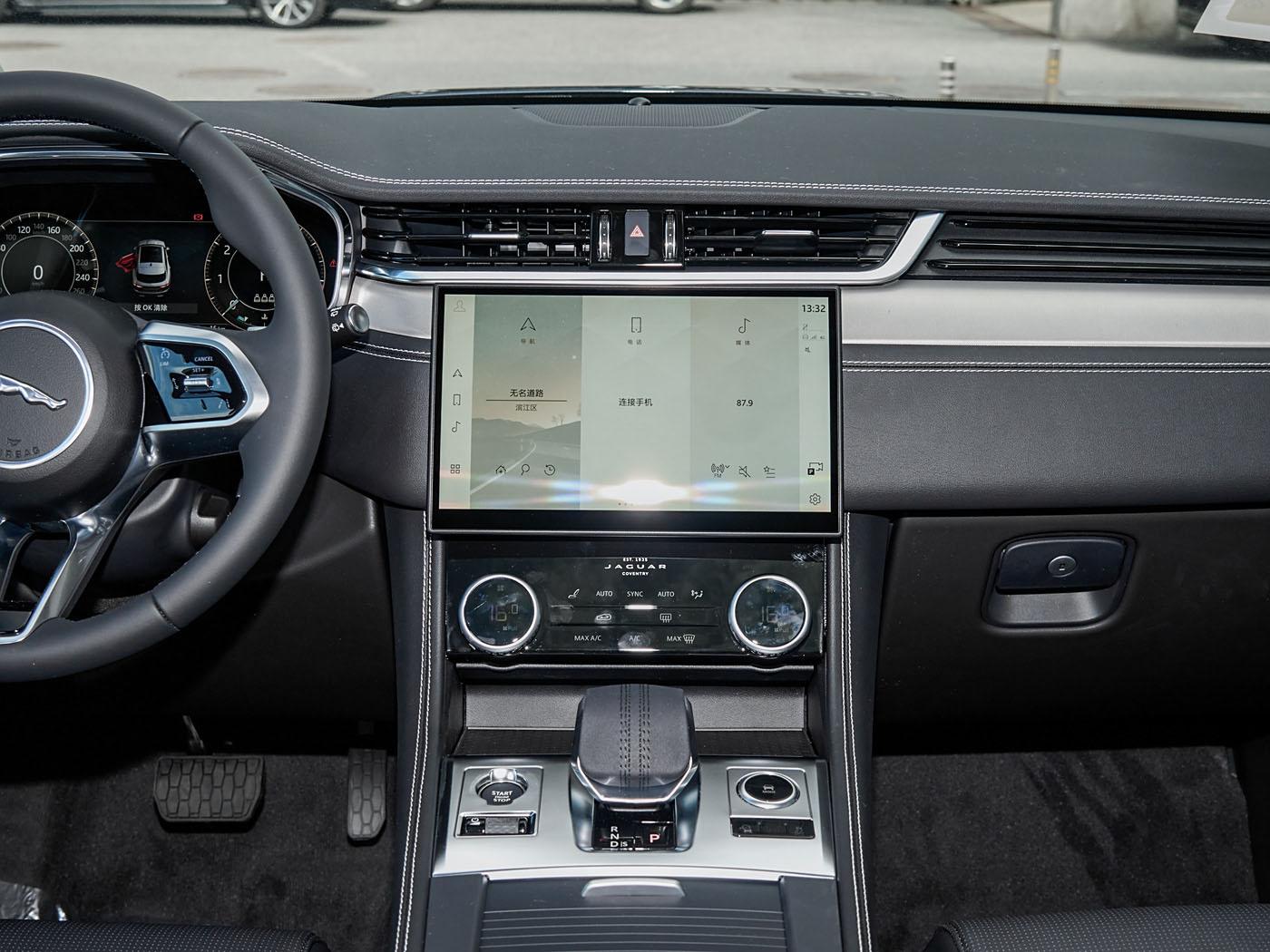 Jaguar F-Pace, 2024