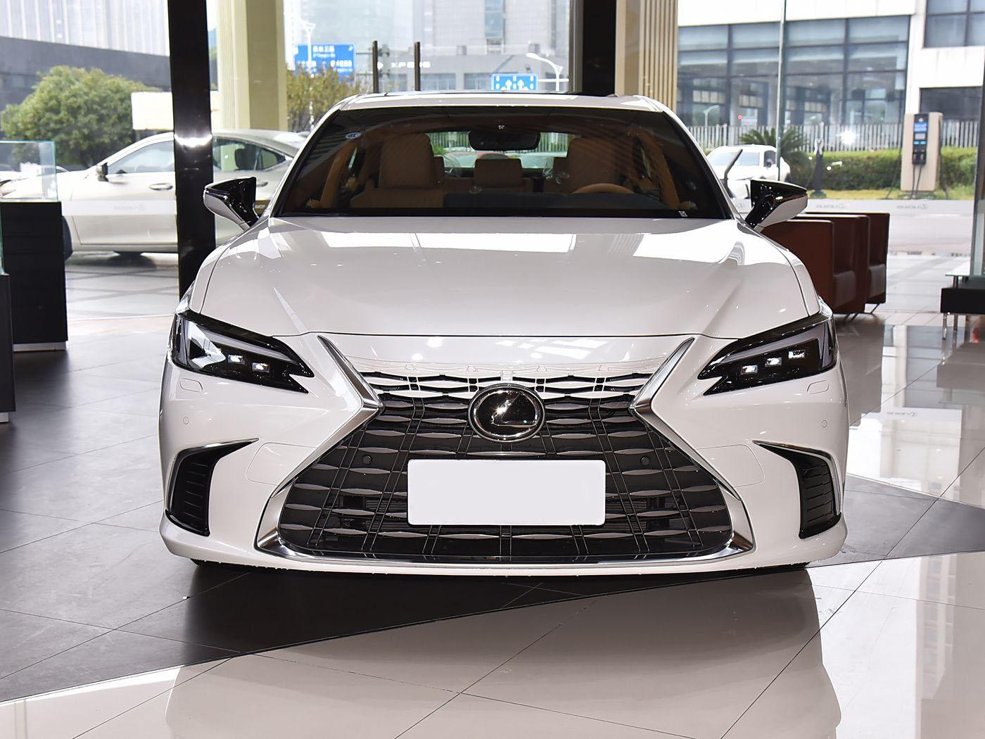 Lexus ES 200, 2025