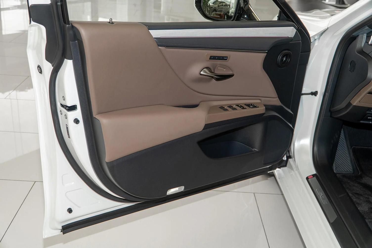 Lexus ES 200, 2025