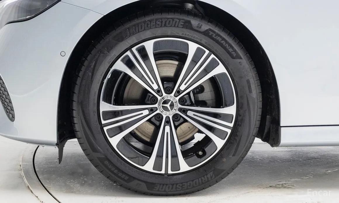 Mercedes-Benz E200, 2025