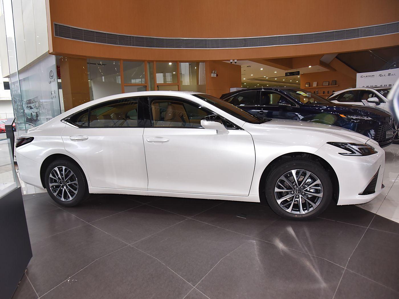 Lexus ES 200, 2025