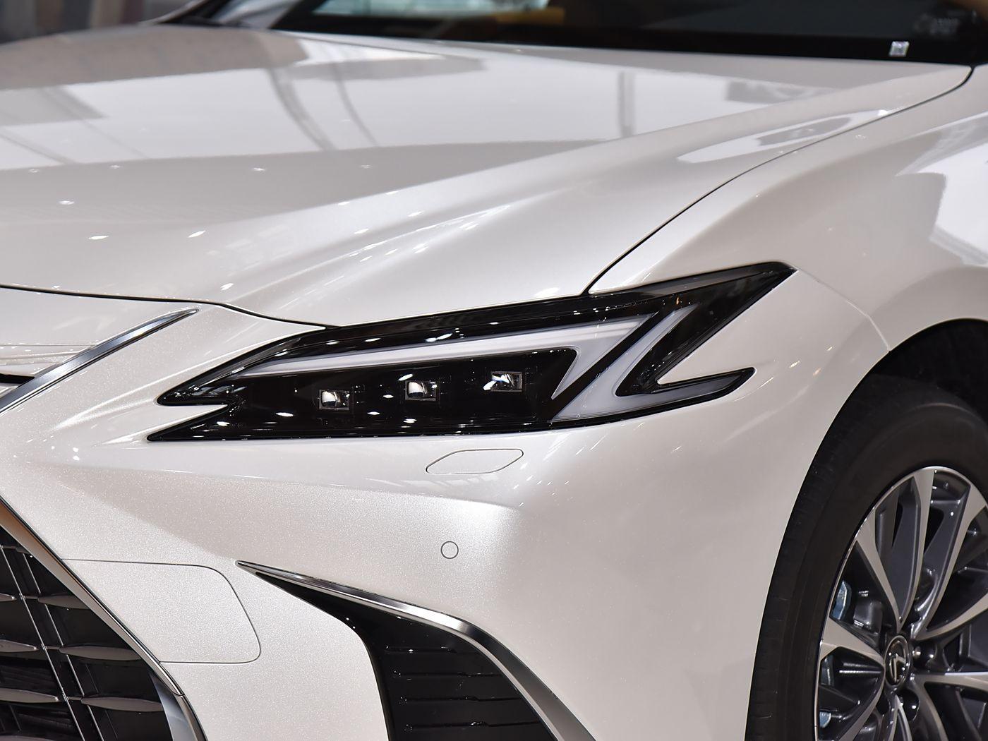 Lexus ES 200, 2025