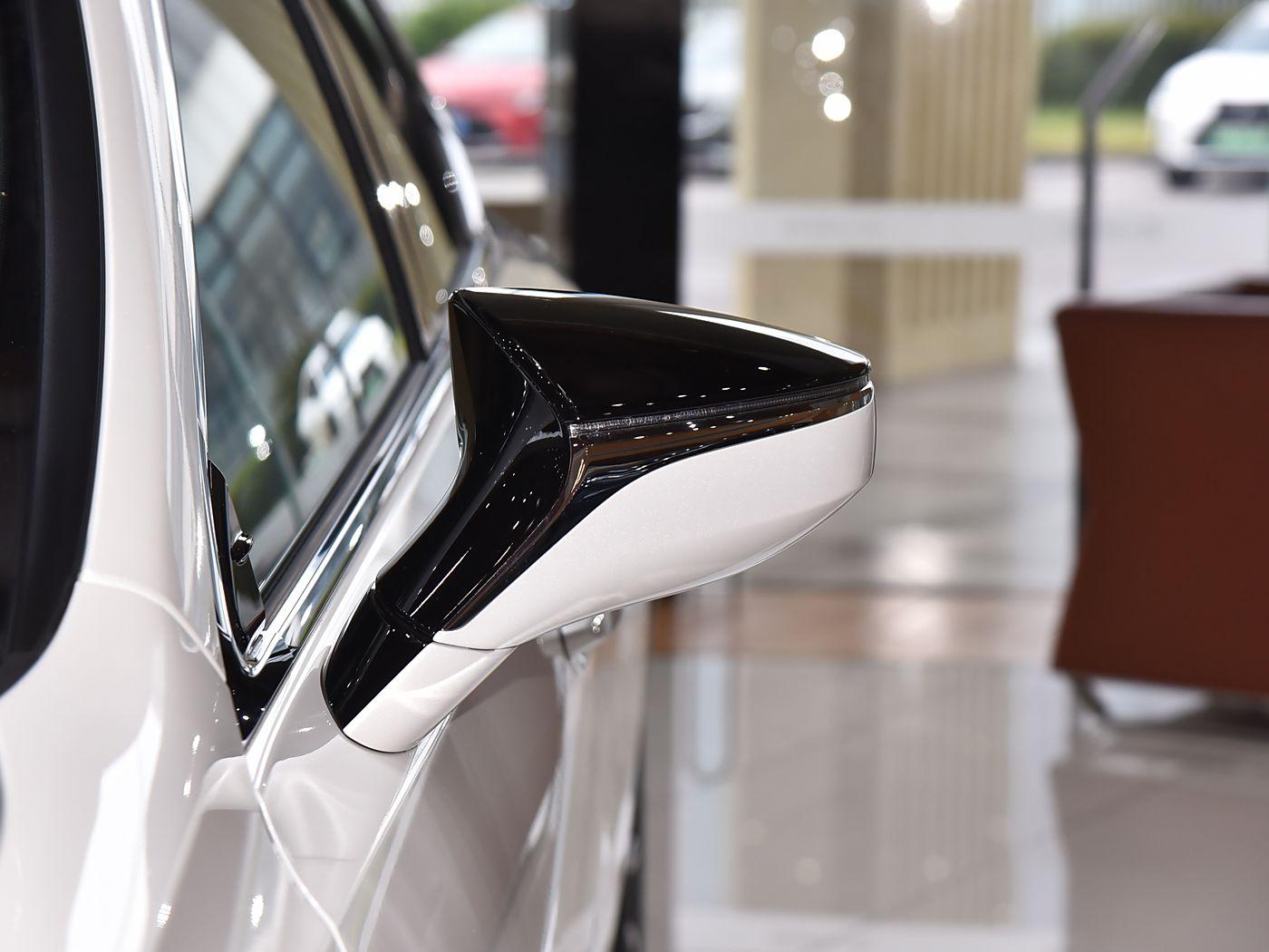 Lexus ES 200, 2025