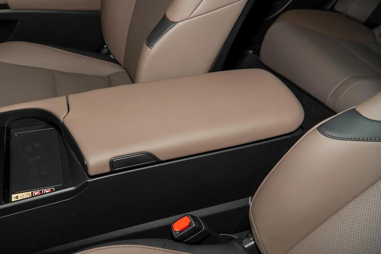 Lexus ES 200, 2025
