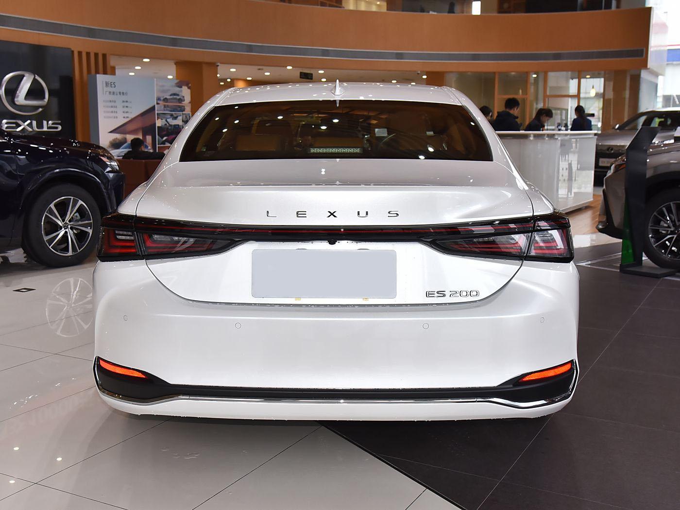 Lexus ES 200, 2025