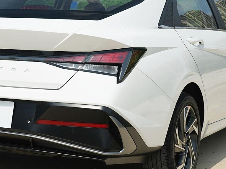 Hyundai Elantra, 2025