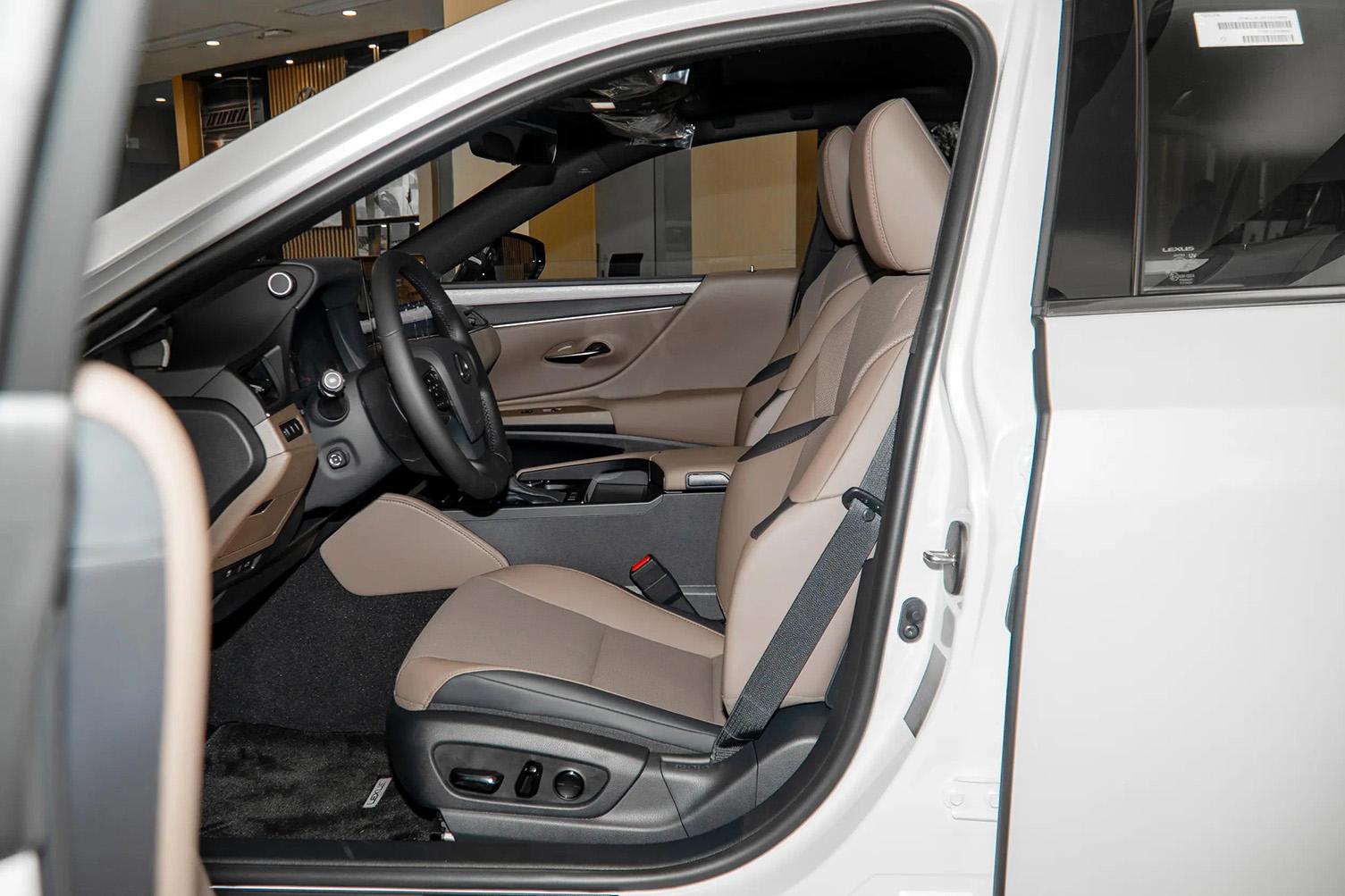 Lexus ES 200, 2025