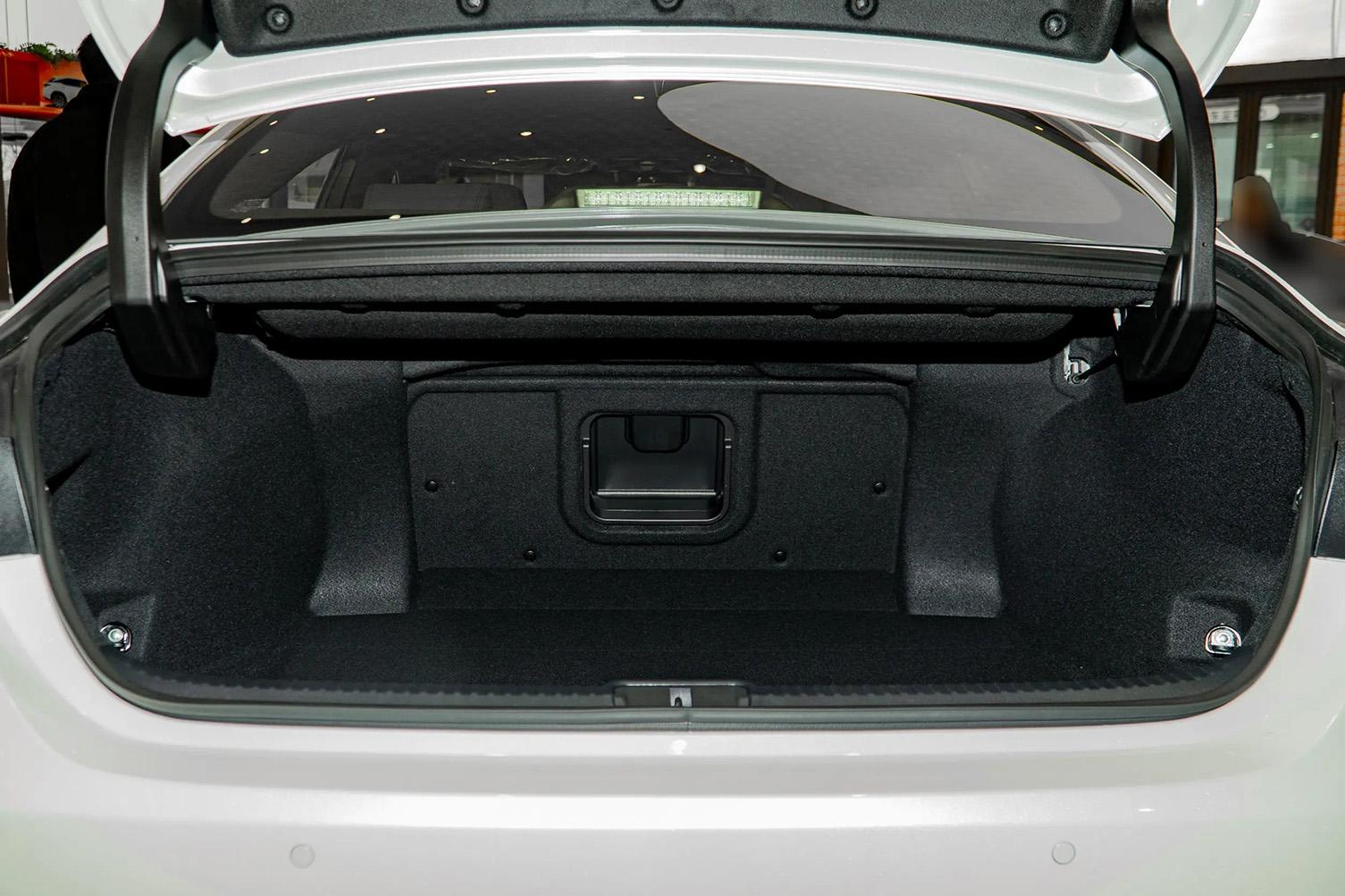 Lexus ES 200, 2025