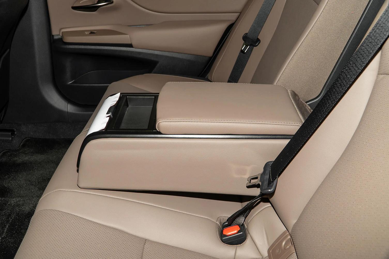 Lexus ES 200, 2025