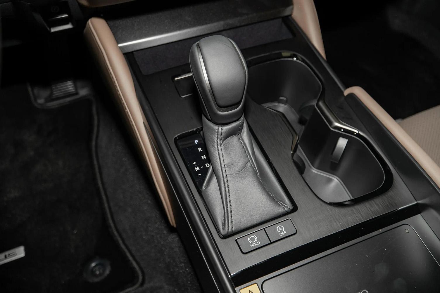 Lexus ES 200, 2025