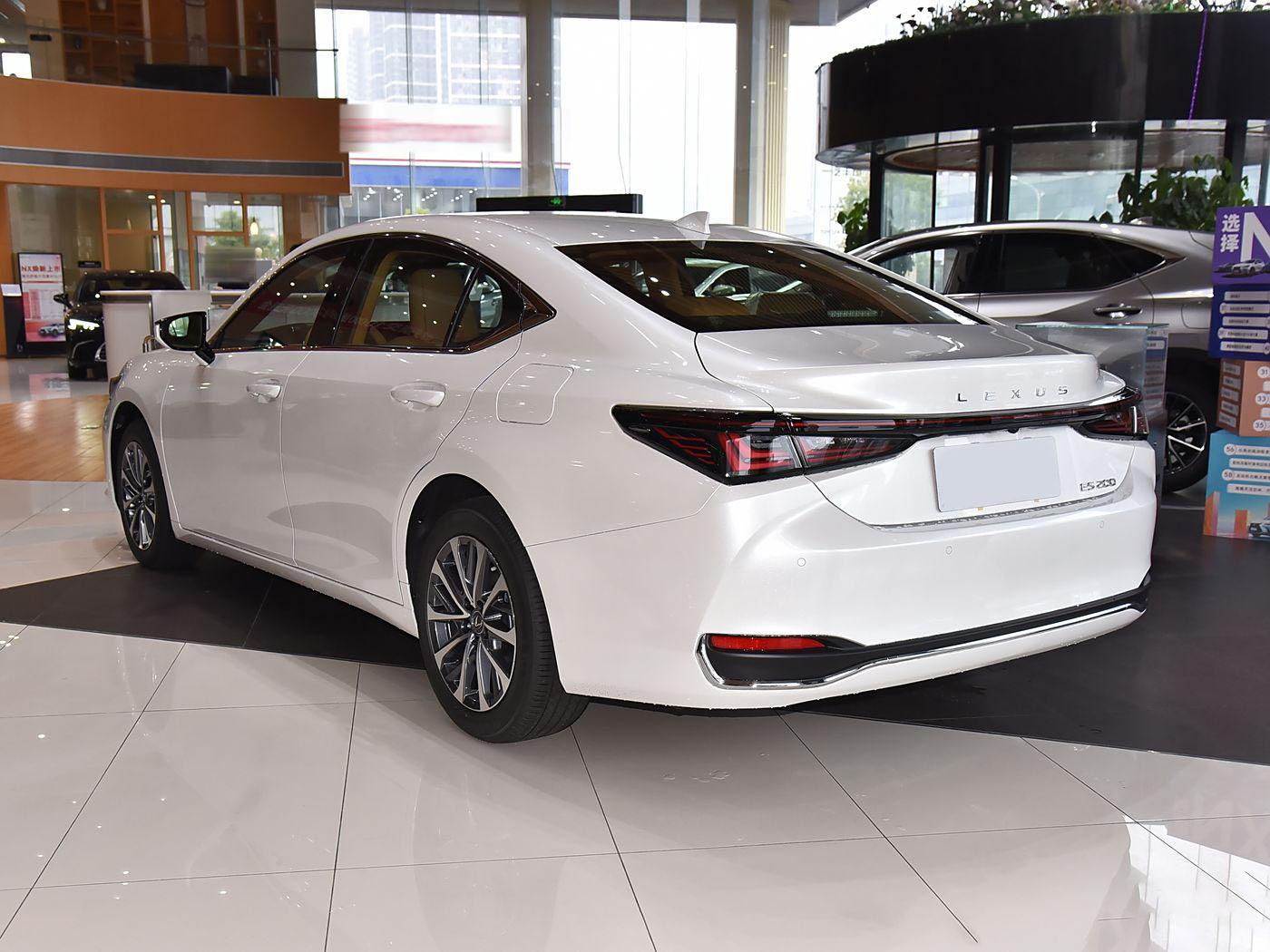Lexus ES 200, 2025