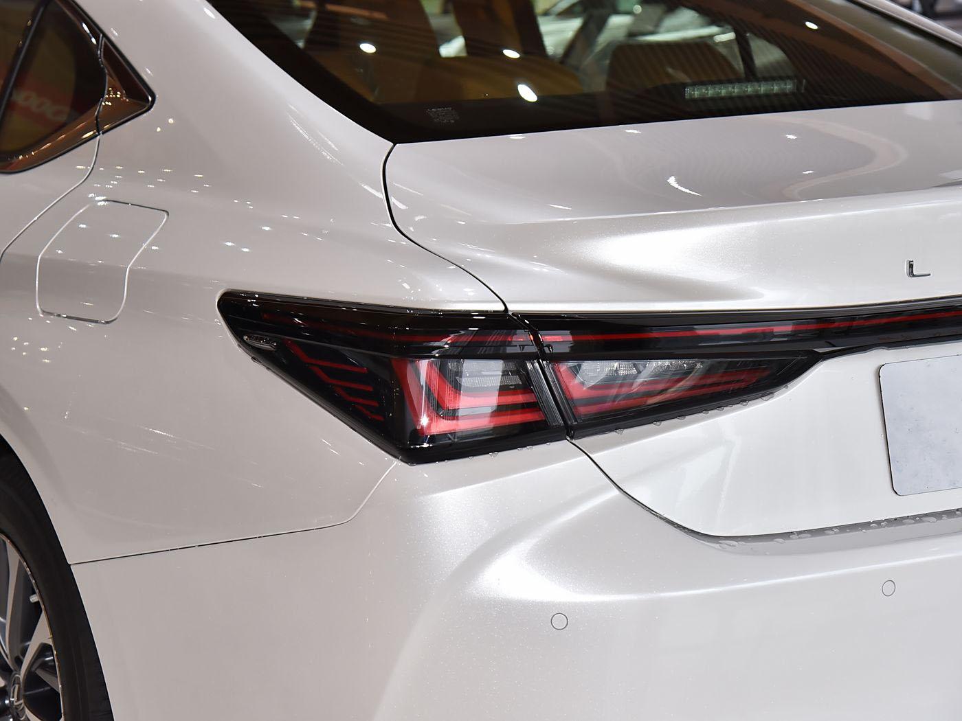 Lexus ES 200, 2025