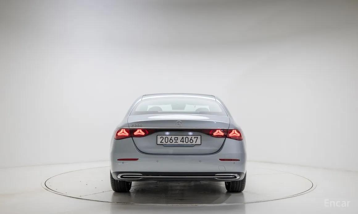 Mercedes-Benz E200, 2025